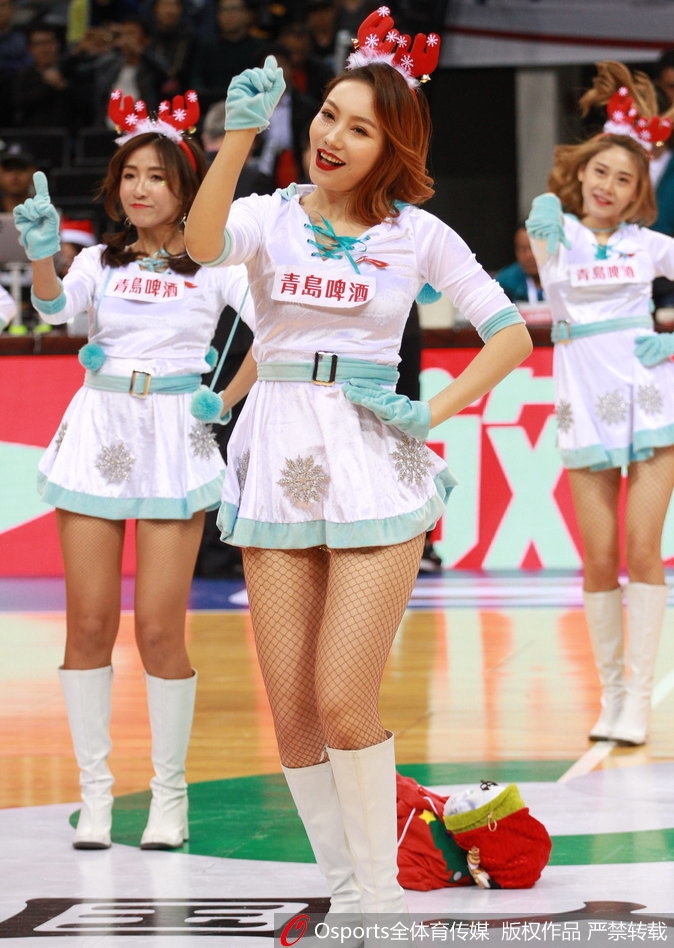 深圳篮球宝贝扎着俏皮的马尾，眼神中闪烁着灵动的光芒，在赛场中央随着节拍轻盈起舞。