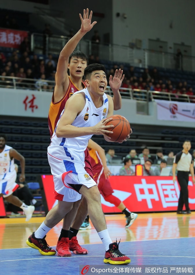 天津队老将杰特在比赛间隙弯腰喘息，汗如雨下，球衣紧贴在身上，尽显孤军奋战的疲惫与悲壮。