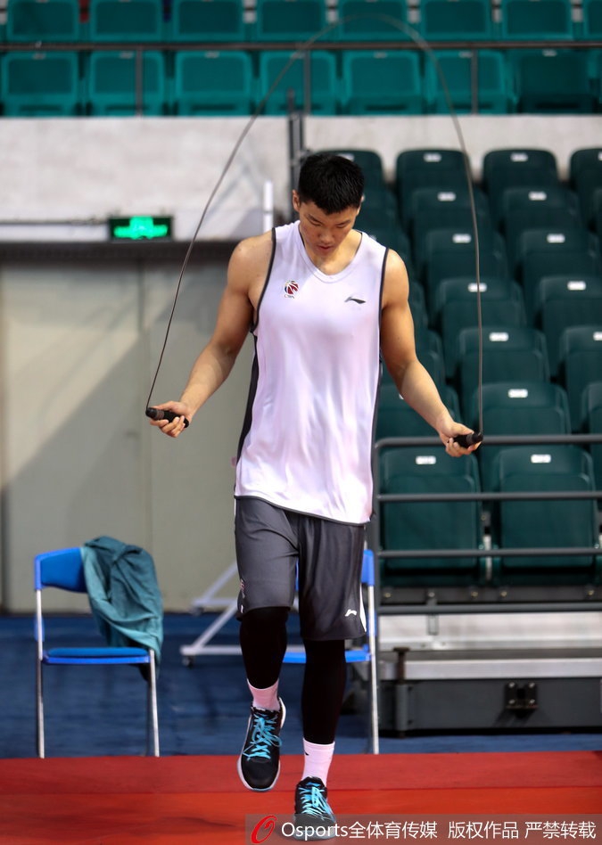 小将范子铭正在进行核心力量训练，他双手紧握器械，咬紧牙关，汗水顺着脸颊滑落浸湿了球衣，每一次起身都凝聚着为球队拼尽全力的决心，年轻的身躯里蕴藏着巨大的能量。