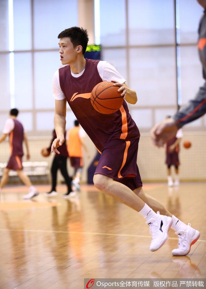 周鹏在训练对抗中表情刚毅，肌肉线条紧绷，他用强悍的防守向对手宣告这道防线难以逾越。