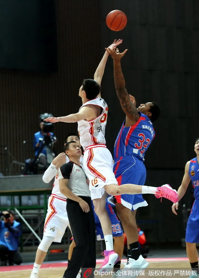 天津队外援霍尔曼在八一队多人包夹下强行起跳上篮,尽管个人能力超强砍下40分,但孤立无援的他难阻球队失利