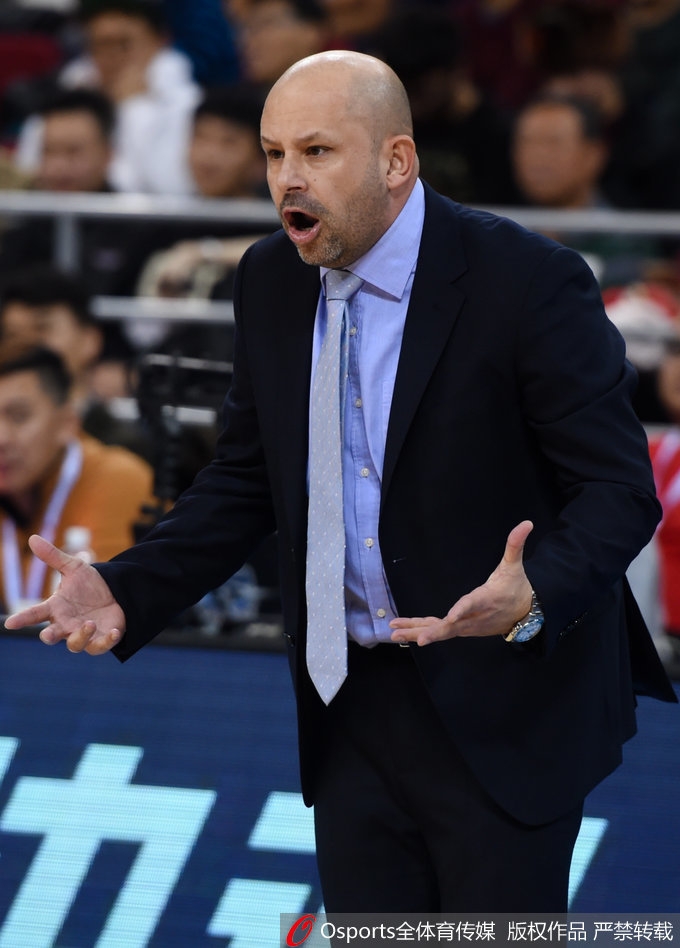 朱彦西在底角出手三分，皮球离开指尖的瞬间，全场观众都已起身，目光紧紧追随那道通往胜利的美丽弧线。