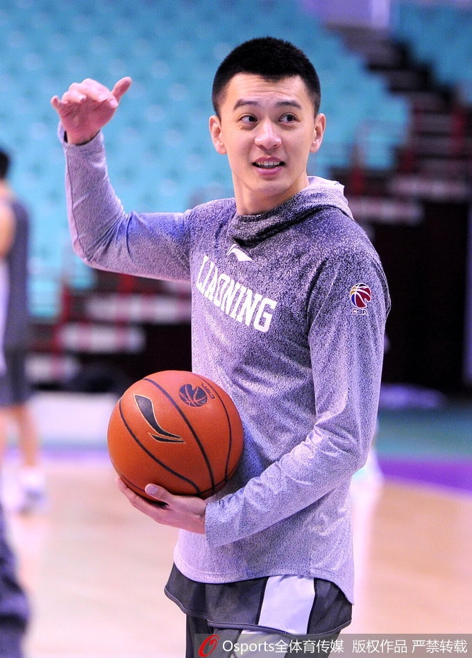 郭士强伸出手臂为蒋兴权指引训练场的某个方向，神情里带着几分介绍“家当”的骄傲。蒋指导顺着弟子手指的方向望去，那份专注，仿佛还是在战术板上运筹帷幄的统帅。