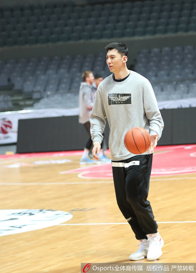 训练间隙，方硕单手抓球，身体夸张地后仰，摆出一个滑稽的投篮姿势，球衣随着动作飘起，整个画面充满了喜感。