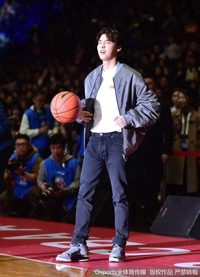 李易峰身穿深色潮装现身球馆，专注瞄准篮筐执行投篮，热身姿势舒展帅气