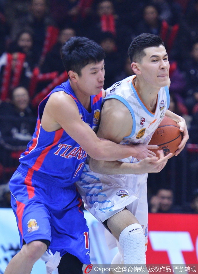 新疆队长可兰白克-马坎底角三分出手，篮球划过一道完美的弧线直奔篮筐。