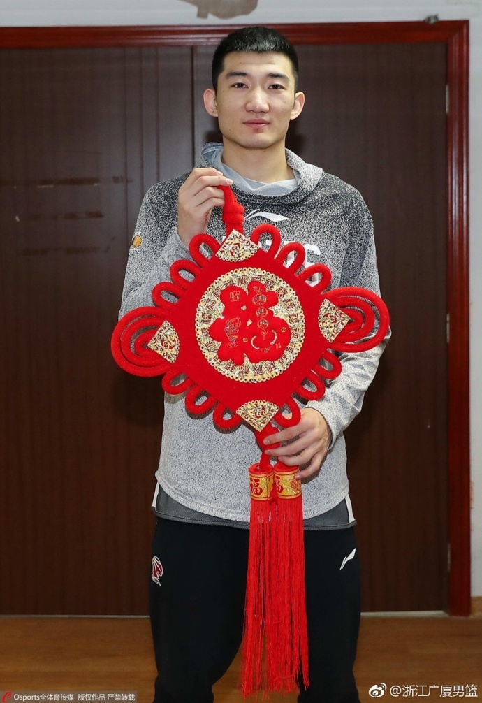 外援布朗手持福字笑得像个孩子,这位总决赛MVP用异乡的温情笔画书写着对杭州这座第二故乡的热爱