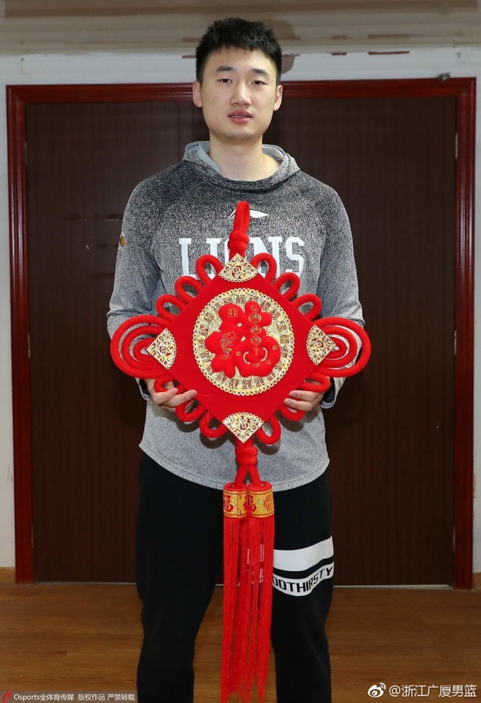 孙铭徽展示手中福字,狡黠的笑容仿佛在说元宵节的快乐要像他的突破一样犀利且充满惊喜