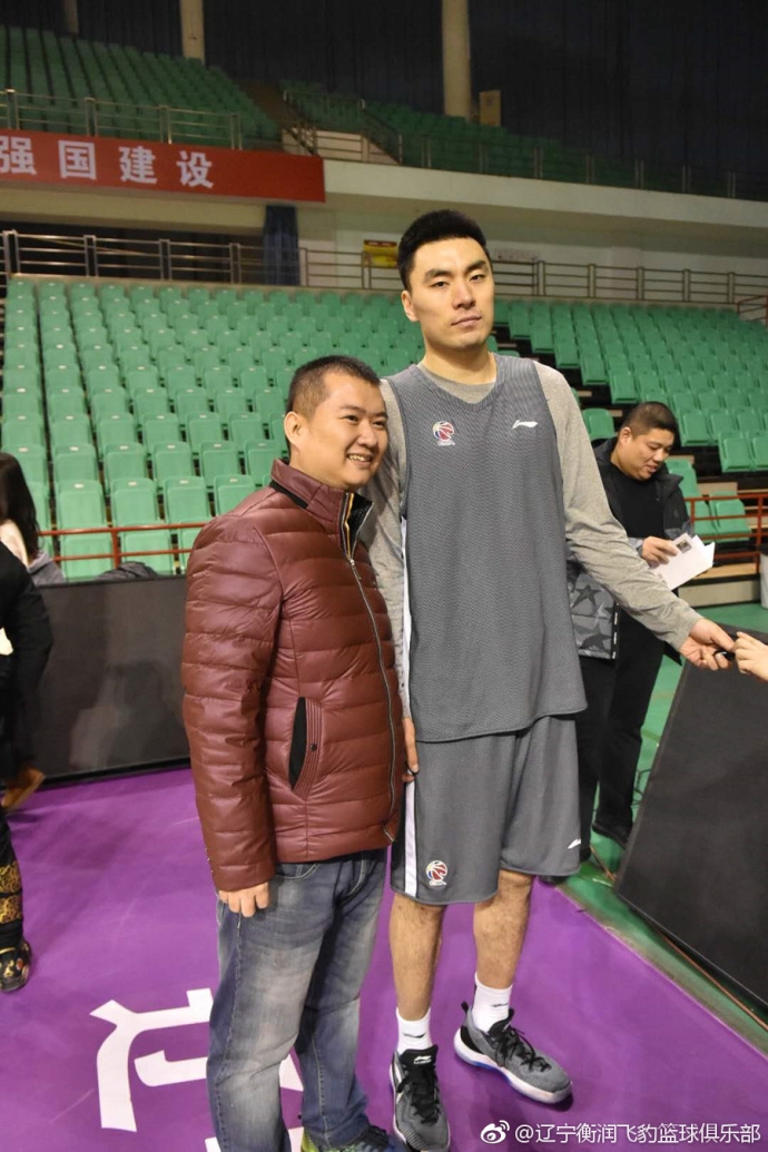 英格尔斯迎着防守人高难度跳投,篮球在空中划过一道彩虹,精准地坠入了命运的篮筐。