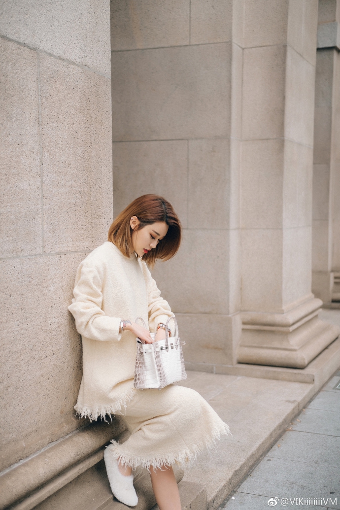 王星洋身着一袭简约时尚的都市装扮，在车流穿梭的街角驻足回眸，眼神中透露出自信与从容，仿佛将繁华的街道变成了专属的秀场。