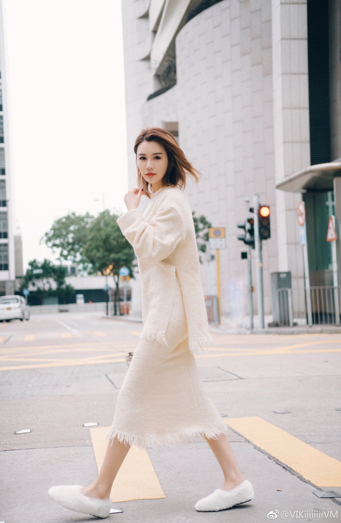 李根的妻子王星洋在微博上分享了一组街拍美照,网友感叹美如剧照.