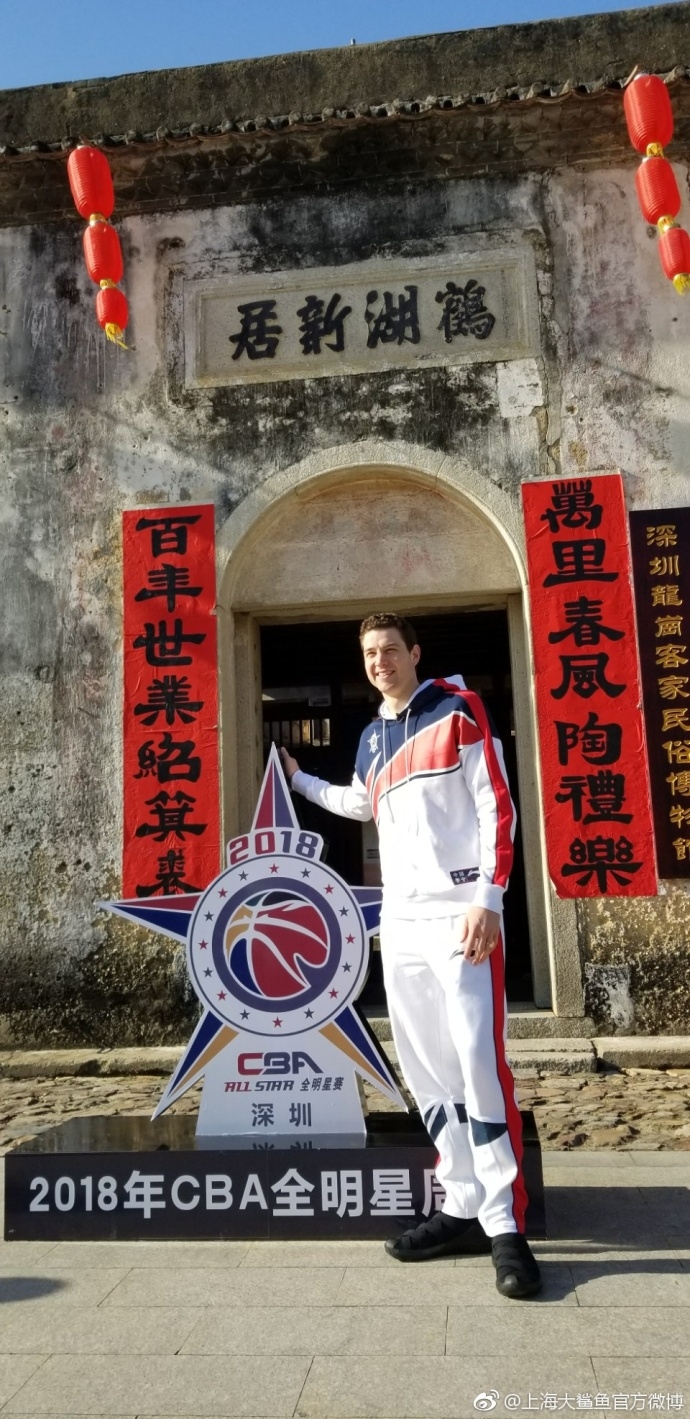 竖幅构图中，深圳平安金融中心直插云霄，蓝天白云现代都市风光尽收眼底。