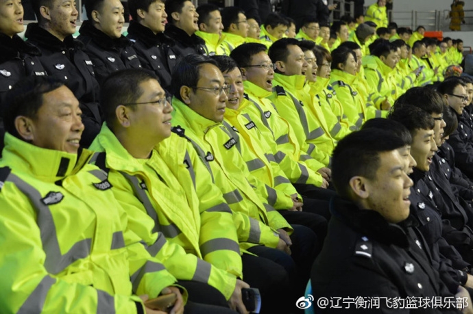 看台上本溪公安干警们拉起巨大的横幅，上面写着“本溪公安为辽宁本钢队加油”，他们高举手臂为球队呐喊助威，场面十分振奋人心