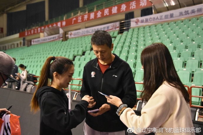 球场指挥官特奥多西奇在三分线外冷静施射,手起刀落仿佛在用篮球书写一篇塞尔维亚史诗。