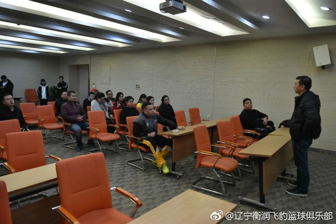 费沃斯在爵士主场如野兽出笼般完成单手劈扣,篮筐在他面前仿佛都在颤抖。