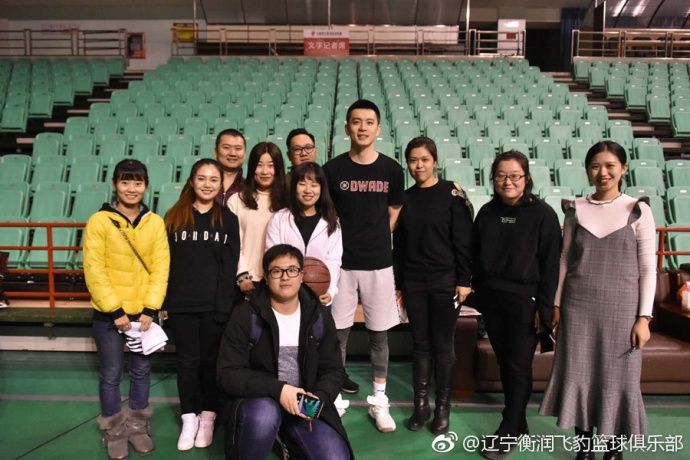 爵士众将围成一圈,眼神如鹰隼般锐利,防守铁壁让快船的每一次突破都变得寸步难行。