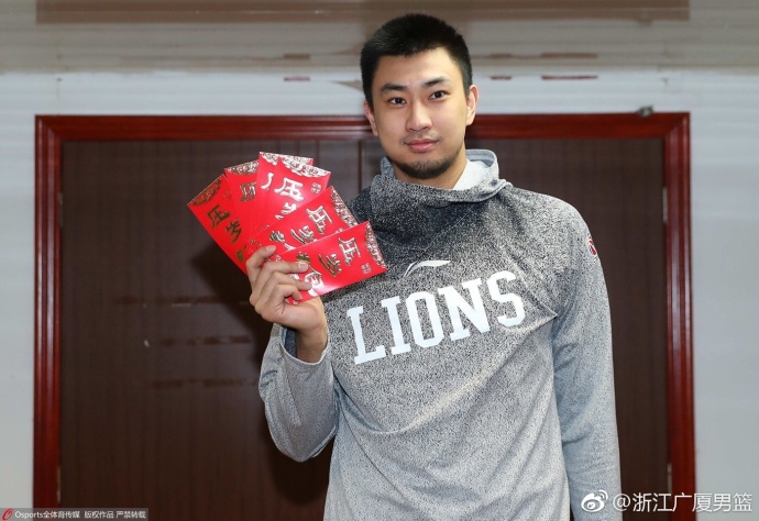 主教练王博手持福字,神情温和而坚定,他带领着这支冠军之师从辉煌走向新的卫冕征程