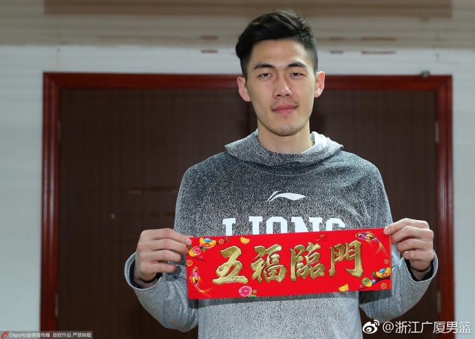 全队围在一起展示手中各式福字,红红火火的氛围中透露出这支冠军球队强大的凝聚力和向心力