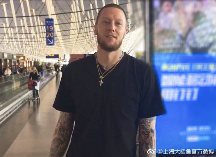 明纳拉斯身披上海男篮战袍的赛场英姿，他在三分线外果断出手，眼神坚定，内线球员的身材却拥有着射手般的柔和手感