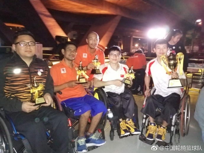 面对身材高大的防守球员,中国队队员眼神坚毅,他一手控制疾驰的轮椅,一手稳稳将球传向篮下的队友,轮椅的轮毂在灯光下折射出拼搏的光芒。