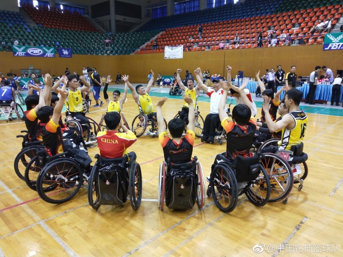 在激烈的对抗中,两名球员的轮椅碰撞在一起,金属框架发出沉闷的响声,球员们咬紧牙关,上肢力量迸发,在方寸之间争夺球权,空气中弥漫着胶着的战意。