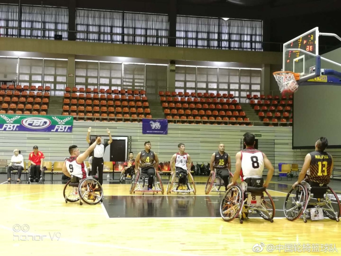 夺冠后的中国队并未大肆庆祝,而是围成一圈,神情专注地聆听教练最后的战术复盘,汗水浸透了他们的球衣,专注的眼神里闪烁着对未来亚残运正赛的憧憬。