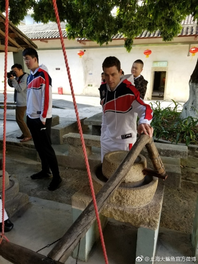 锦绣中华微缩景区中，弗雷戴特低头仔细观看故宫模型，神情专注，福特森在一旁指点。