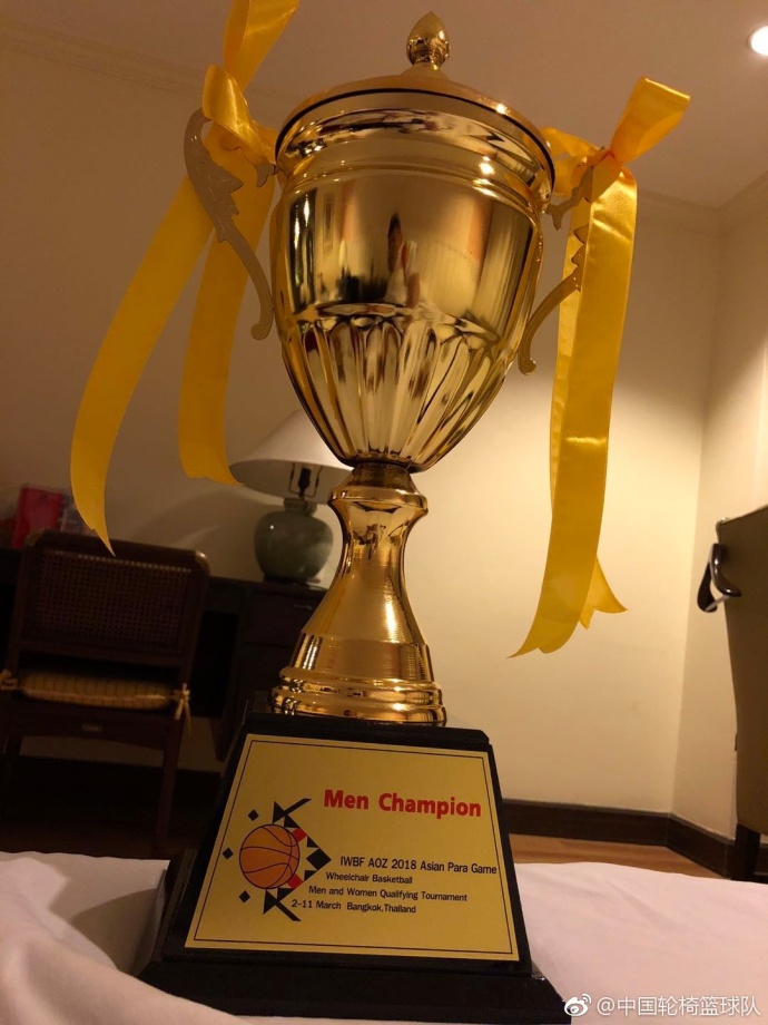 胜利的哨声响起,中国队的队员们在场中央紧紧相拥,有人仰天长啸释放压力,有人低头拭去眼角的泪光,这座沉甸甸的冠军是他们用六个人的坚守换来的勋章。