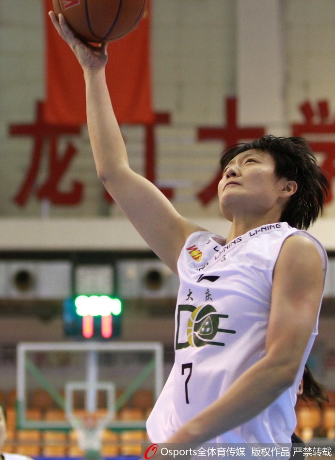 纪妍岩跳起传球,身体在空中舒展,球如炮弹般飞向队友,展现了扎实的基本功和卓越的赛场视野。