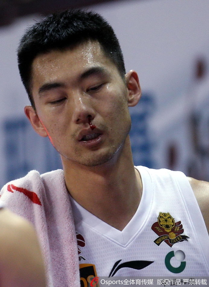 队医紧急进场进行处理，崔晋铭仰着头试图止血，身旁的队友们面露关切，目光紧紧锁定在他身上。