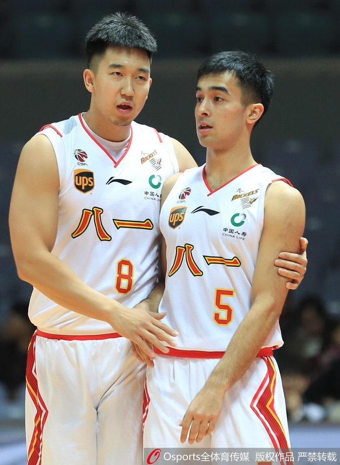 广厦队核心胡金秋在八一队内线群中高高跃起,以一记势大力沉的单手劈扣点燃替补席激情,彰显了本土MVP级别的统治力。