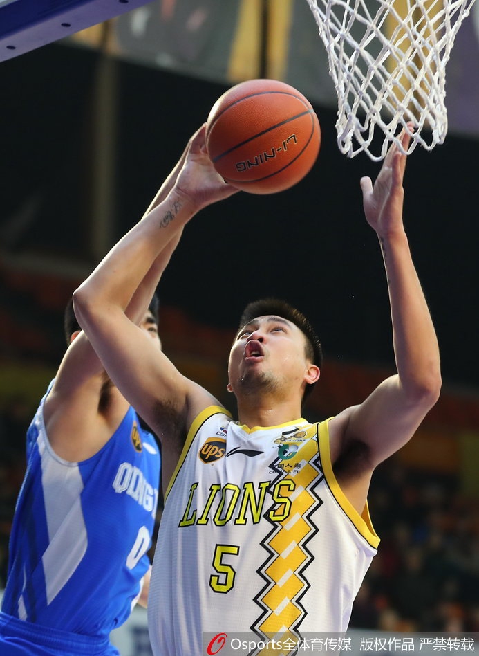 青岛队高尚旱地拔葱,上演遮天大帽,一掌将广厦球员苏若禹的上篮扇飞,展现了惊人的弹跳和防守决心。