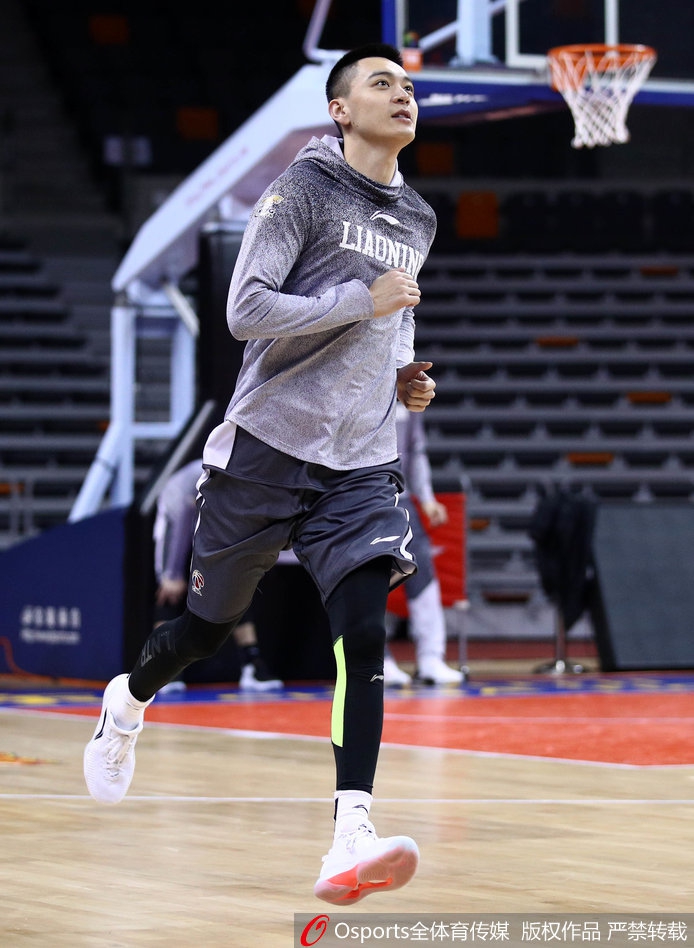 郭士强指导双手抱胸,神情严肃地观察着训练场上的每一个细节。