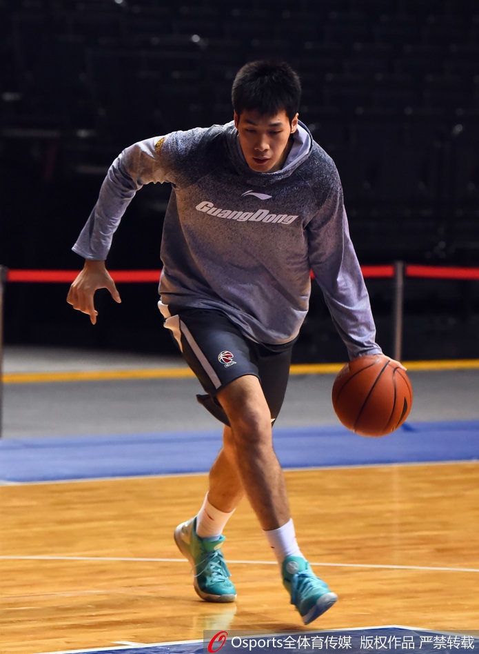 宏远核心易建联在赛前热身中撩起球衣,露出雕塑般的肌肉线条,神情专注而轻松