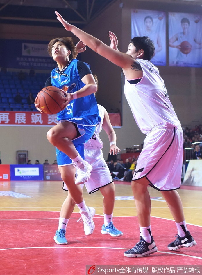 陕西队外援摩根塔克面对辽宁双人包夹，毫无畏惧强行上篮，眼中只有篮筐的坚定眼神。