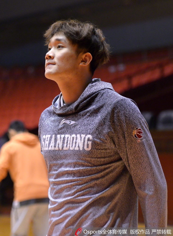 核心丁彦雨航在训练中双手插兜，呆萌神态中透着专注，仿佛在思考明晚的破敌之策。