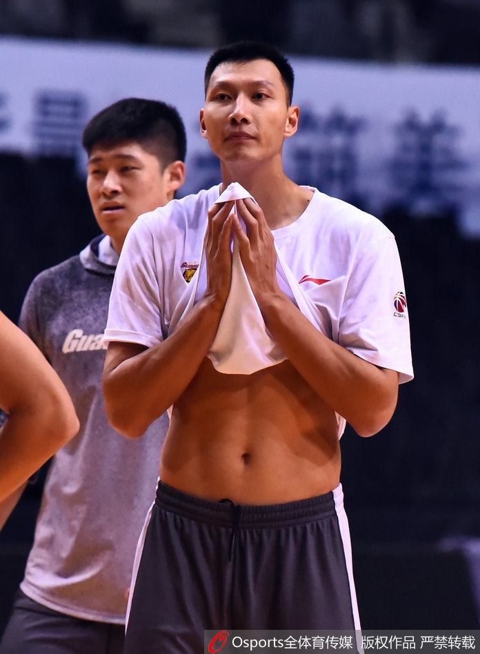 易建联在训练中赤裸上身,清晰的腹肌和人鱼线彰显着CBA顶级球员的自律与苦练