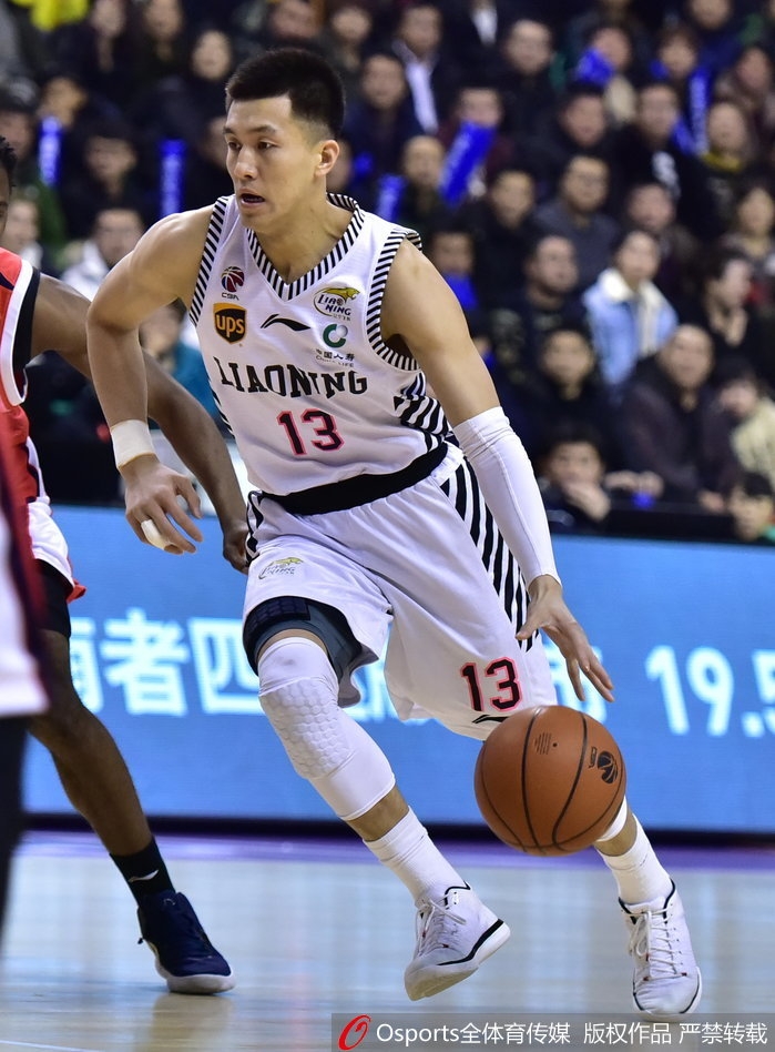 辽宁队中锋韩德君在对方三人包夹下强势摘下前场篮板，肌肉碰撞的激烈程度仿佛能穿透屏幕。