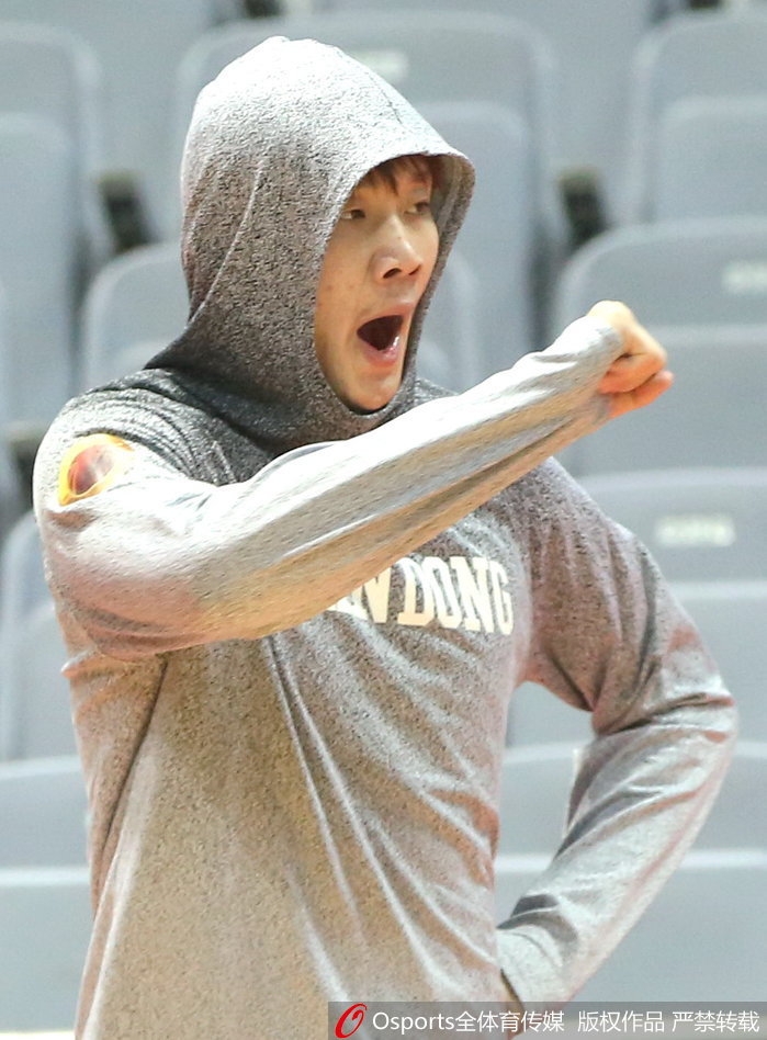 小丁在练习运球时，表情突然变得十分专注，嘴巴微微张开，眼神犀利地盯着前方，仿佛眼前的不是训练标志物而是即将要突破的防守人。