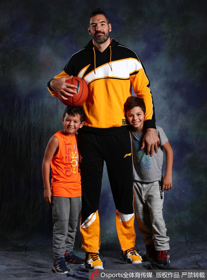 翟晓川身着潮服单手插兜，眼神犀利望向镜头，展现出球场硬汉之外的时尚酷感。