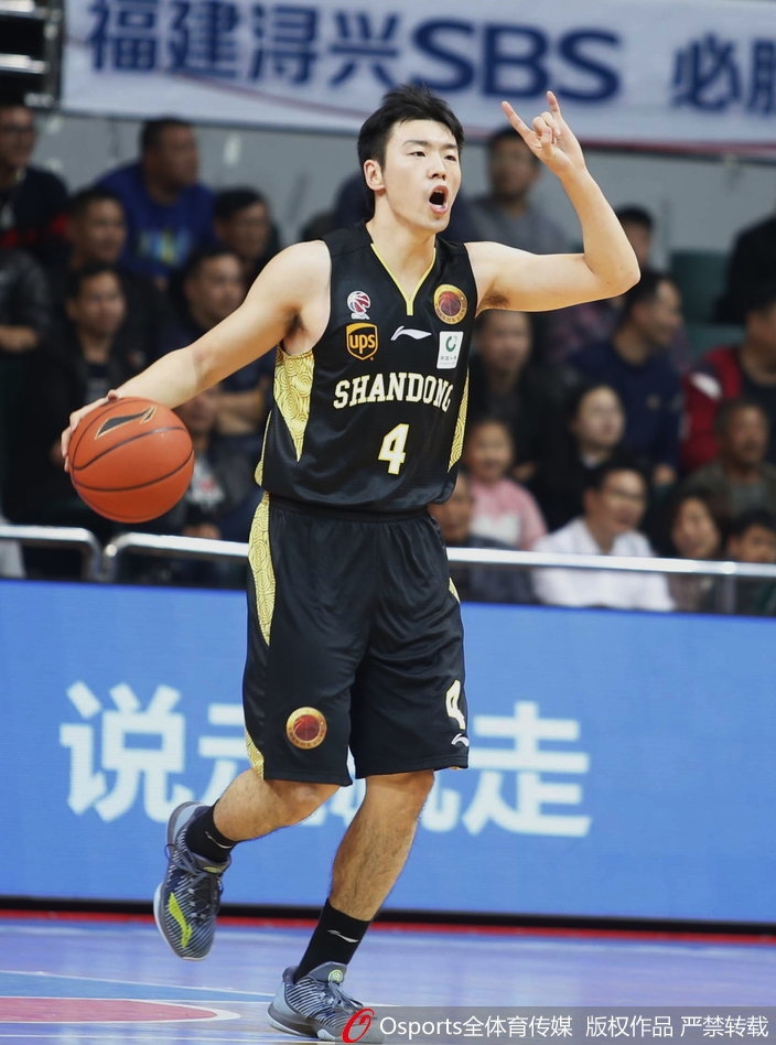 福建队外援拉斯·史密斯犹如一道闪电,在山东队三人合围的严密防守下强行突破,他的眼神里满是必胜的坚定,瞬间点燃了主场球迷的热情。
