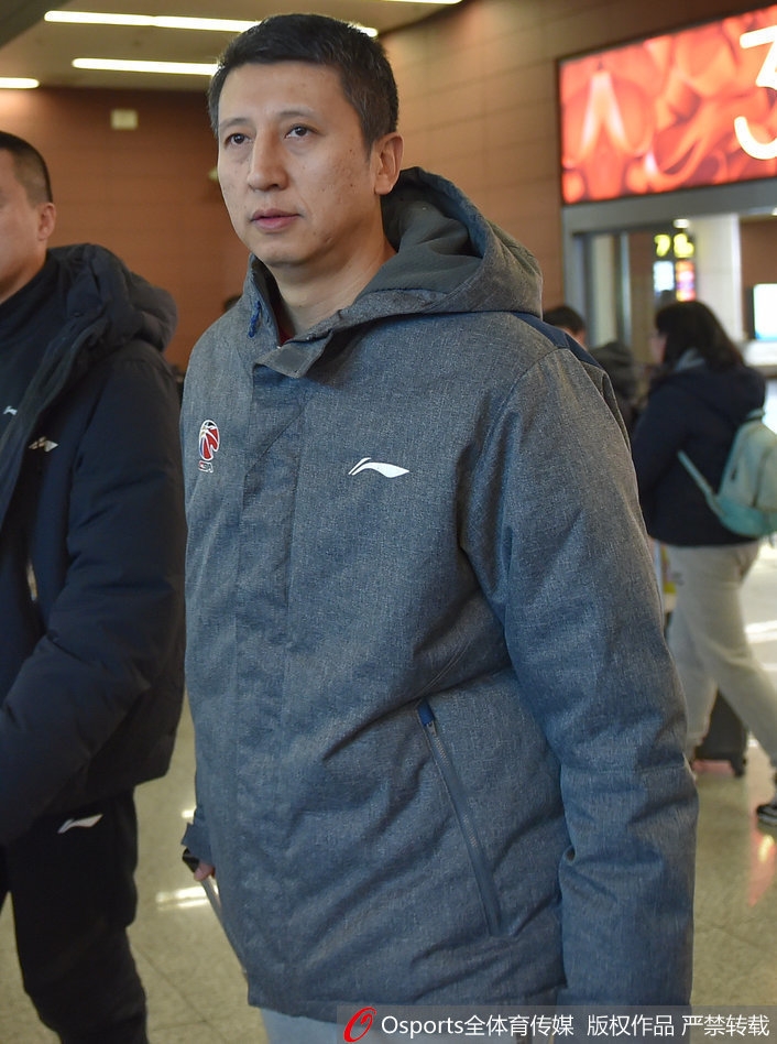 辽宁队功勋外援哈德森面带慈爱的微笑，一手抱着他可爱的女儿，一手提着行李，身边的妻子陪伴在侧，一家三口的出现瞬间引爆了接机现场。