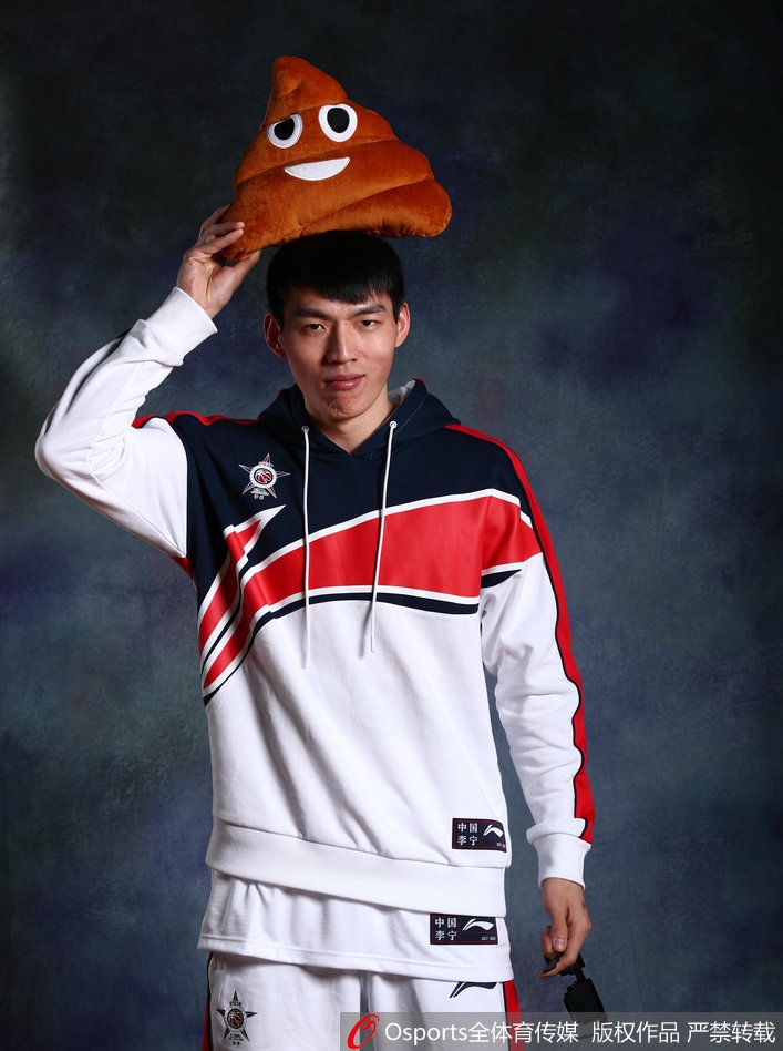 队长周鹏的写真尽显大将风度，双臂环抱在胸前，沉稳的气质中透露出带领南区队取胜的坚定决心。