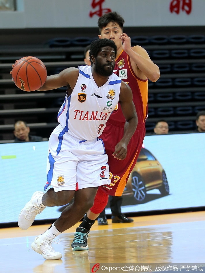 天津外援杰特在浙江队多人包夹下强行突破，眼神中透露出对胜利的极度渴望，篮球仿佛与他融为一体。