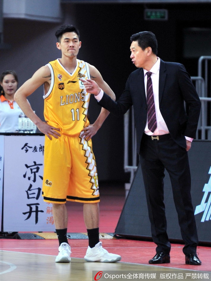 曾令旭面对福特森的贴身紧逼，眼神坚毅地寻找传球路线，他的每一次运球都牵动着全场球迷的心，本土后卫的成长清晰可见。