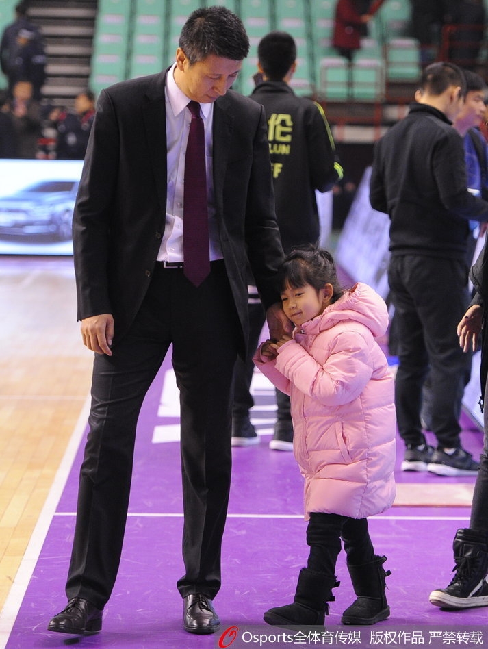 人群逐渐散去,空旷的场馆通道里,郭士强微微弯腰,侧耳倾听女儿说着什么悄悄话。这一刻,他不是指挥千军万马的主帅,只是一个沉浸在亲子时光里的普通父亲。
