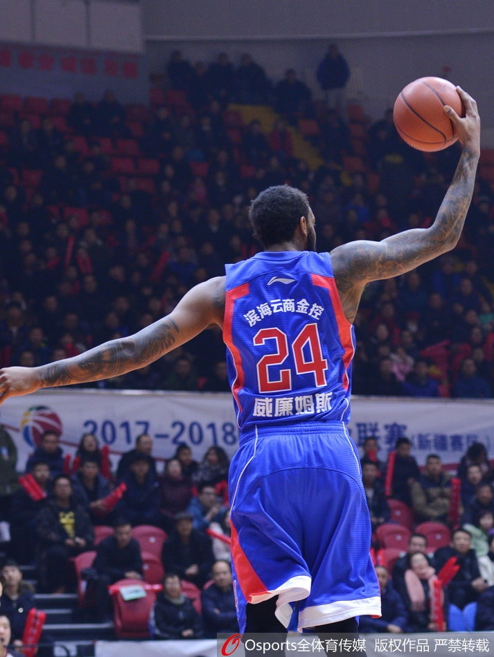 老将李根背身单打，利用强壮的身体顶开防守后仰跳投，动作一气呵成。