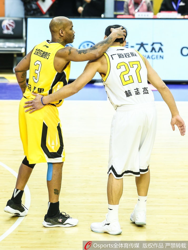 传奇外援马布里在客场深情谢场，双手合十向球迷致敬，这一刻无关胜负只关于对篮球最纯粹的热爱