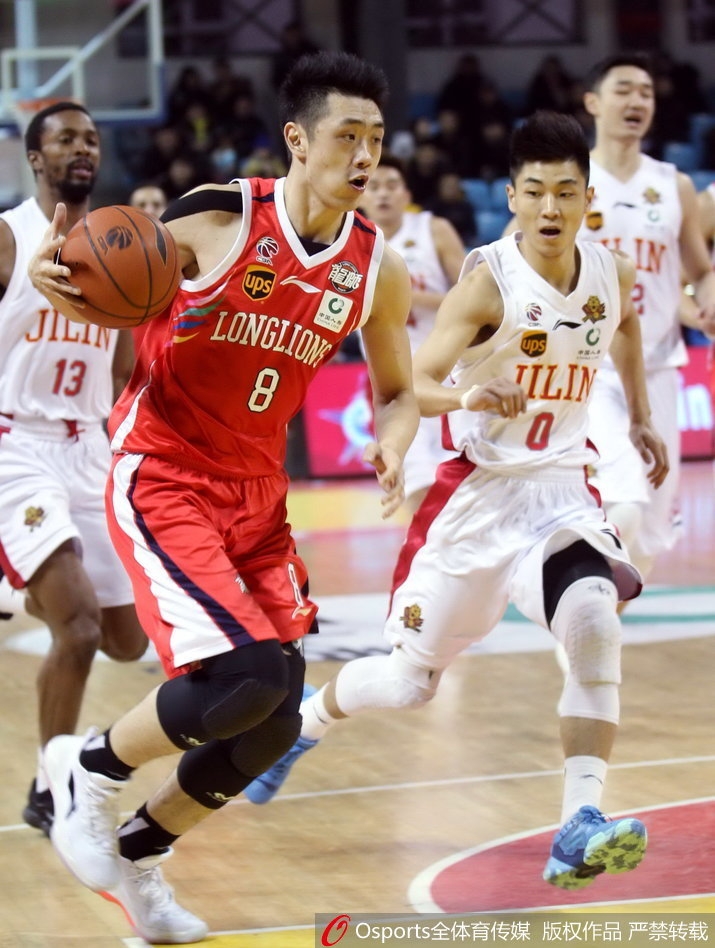 韦弗在对方严密防守下依然自信出手,篮球在空中划出一道美丽的弧线,仿佛点燃了东北虎主场反击的熊熊烈焰。