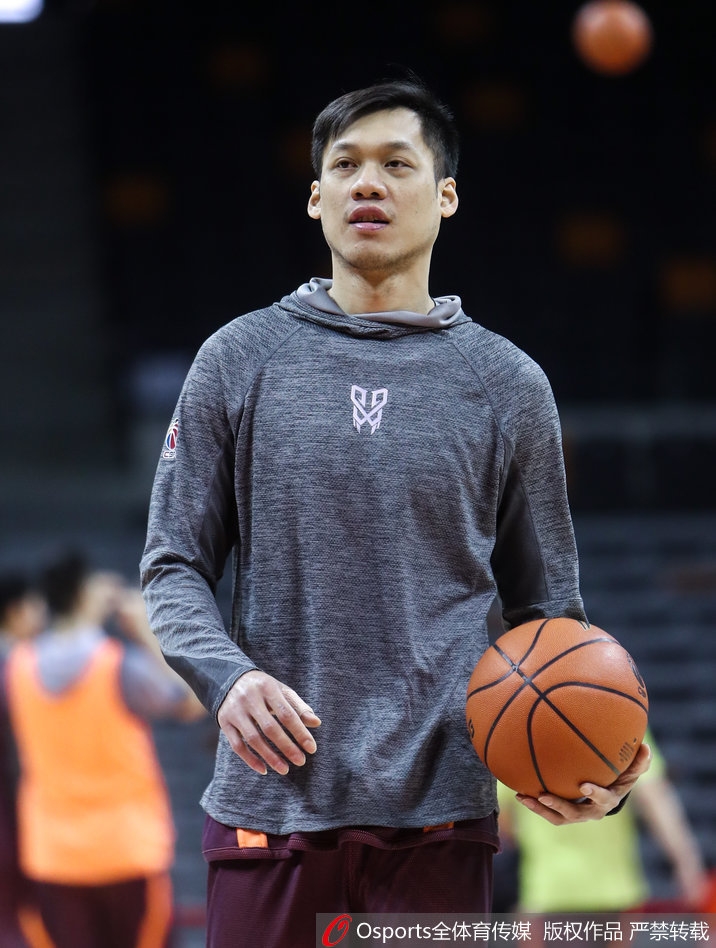 李春江双手拢在嘴边，正大声向场内传达着新的指令，那张因为用力而涨红的脸庞，写满了对胜利毫不掩饰的渴望。